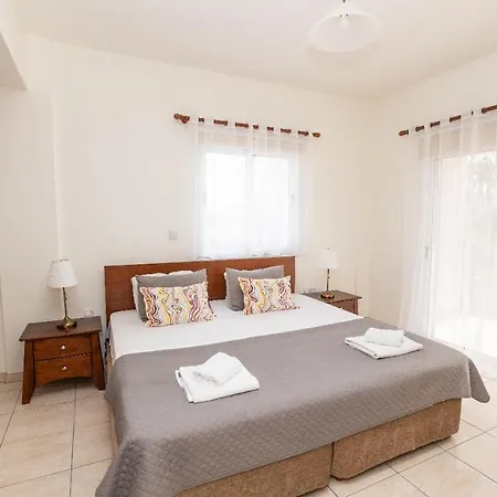 Konnos Ekaterina Βίλα *